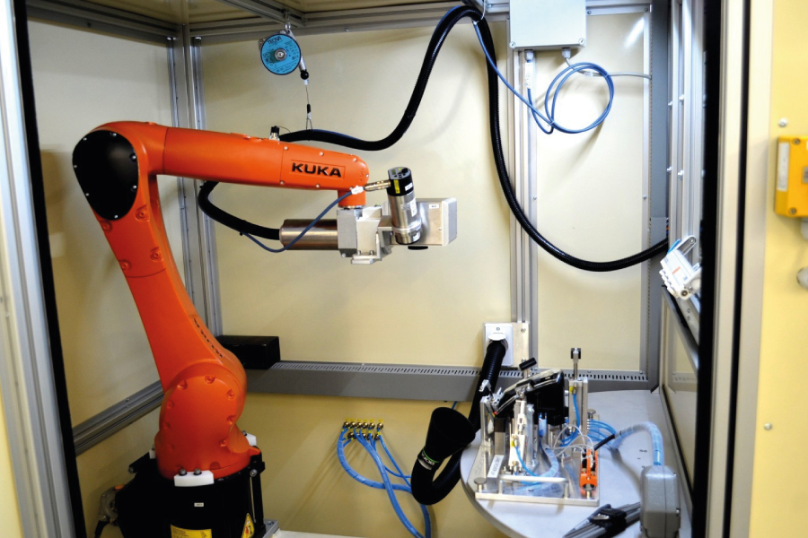 Plně automatizovaná svařovací kabina s robotem, laserem, otočným karuselem a měření tepoloty sváru pyrometrem