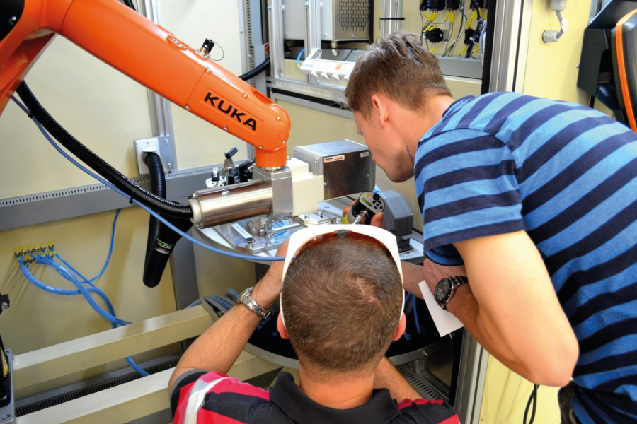 I plná automatizace potřebuje k seřízení a nastavení člověka 