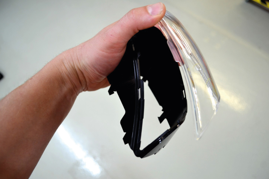 Hotový výrobek ještě před svařením, dva plasty, jeden transparentní a druhá černý absorpční